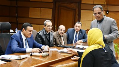 محافظ البحيرة يسلم سماعات أذن وكراسٍ متحركة للمواطنين 