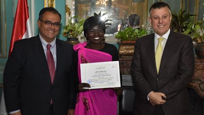 جامعة عين شمس تكرم 33 من طلابها الوافدين 