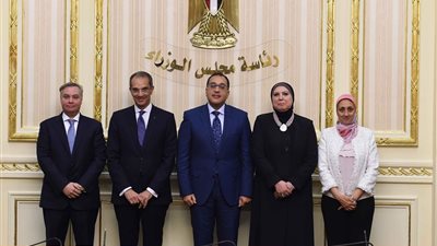 رئيس الوزراء يوقع مذكرة للاستثمار بقطاع الاتصالات