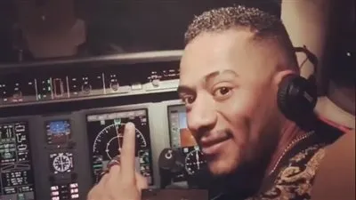 بعد أزمة محمد رمضان... ما هي قواعد المنظمة لعمل الطيار أثناء القيادة؟