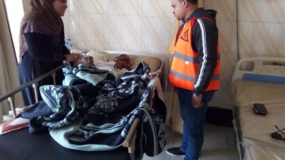 التدخل السريع بالتضامن ينفذ مُسنا مريضا بلا مأوى ويعيده لأهله