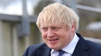جونسون يبدأ تشديد قبضته ويعيد تشكيل حكومة المملكة المتحدة
