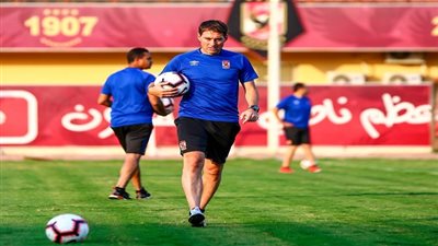 فايلر يستبعد 8 لاعبين من قائمة الأهلي أمام المصري