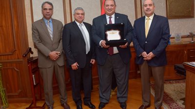 وزير الطيران يكرم أول مصري يتقلد منصب مدير النقل الجوي بـ