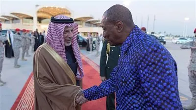 الرئيس الغيني يغادر الرياض متوجهًا إلى جدة