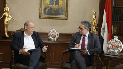 العناني يلتقي مسئولي تيوي العالمية لبحث سبل التعاون السياحي