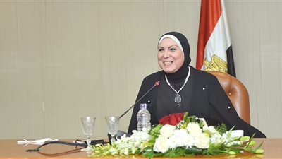   نيفين جامع: مراجعة القرارات والقوانين المنظمة للقطاعين الصناعي والتجاري 