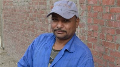 25 سنة خبرة.. أحمد الأسطورة أشهر سنان سكاكين في المنيا (فيديو)