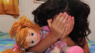 عاطل يغتصب طفلة زوجته حتى الموت.. ونفسيون: 