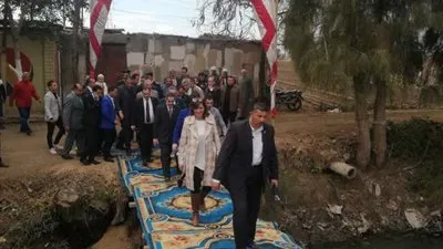 فرش سجاد لمرور وزيرة الهجرة من على معدية بالغربية (صور)