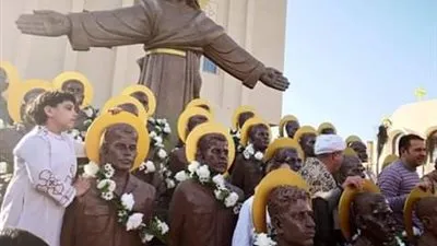 في افتتاح بانوراما شهداء أقباط ليبيا.. طفل يحضن تمثال أبيه.. وأب ينظر لتمثال ابنه