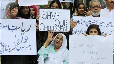 باكستان.. تظاهر أولياء الأمور مع علق أبنائهم في الصين