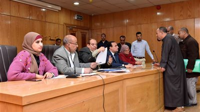 محافظ الأقصر يتسمع لـ64 شكوى في اللقاء المفتوح 