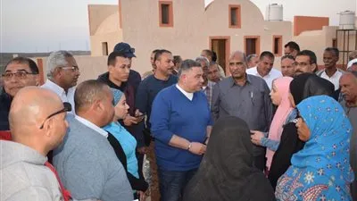 محافظ البحر الأحمر يستجيب لأهالي منطقة وادي الجمال بتوفير مواصلات لمرسى علم