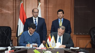 وزير الرياضة يشهد توقيع عقد اتفاق تركيب نظام التوقيت والنتائج الإلكتروني لبطولات السباحة