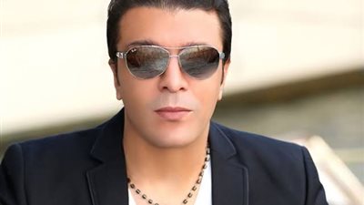 مصطفى كامل: أولادي وزوجتي بيحبوا حسن شاكوش وعمر كمال