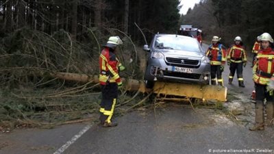 العاصفة دينيس تدمر ألمانيا