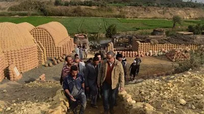 محافظ الفيوم يتفقد معارض وورش الحرف اليدوية بالقرى المنتجة