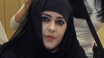 ناشطة كويتية تثير الجدل بعلاج كورونا الجديد (فيديو)