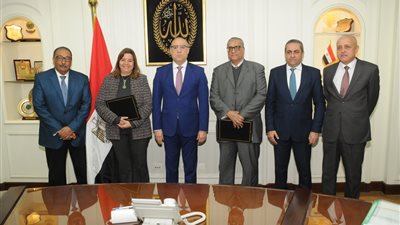  وزير الإسكان ومحافظ بورسعيد يتابعان المشروعات المختلفة الجارى تنفيذها بالمحافظة