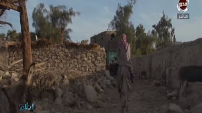 أهالي قرية نجع العرب بمحافظة أسوان يستغيثون: لو نزلت علينا المطرة عيالنا بتروح تقعد في الجامع 