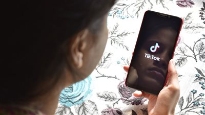 TikTok تطرح ميزة جديدة تسمح للآباء بالتحكم في نشاط أبنائهم المراهقين عبر التطبيق