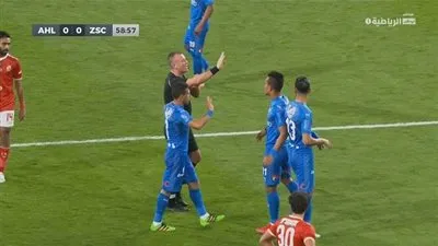 حكم السوبر يثير الجدل في مباراة الأهلي والزمالك (فيديو)