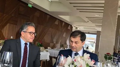 وزير السياحة والأثار يلتقي نظيره اليوناني 