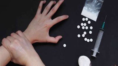 أستاذ طب نفسي: السجن ليس في صالح المدمن