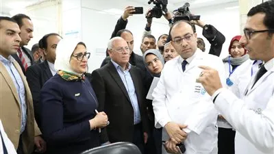وزيرة الصحة تصرف شهرا مكافأة للعاملين بمستشفى في بورسعيد