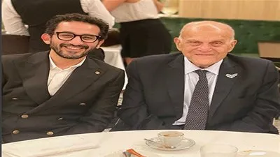 أحمد حلمي على صورته مع مجدي يعقوب: