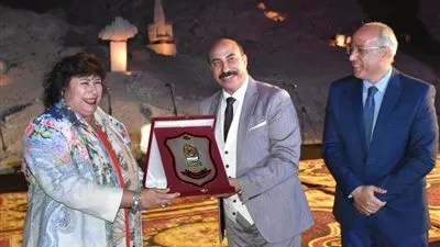 وزيرة الثقافة ومحافظ أسوان يشهدان الحفل الختامي لـ 