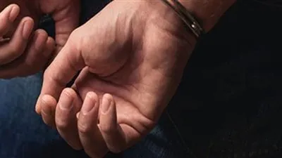 السجن 3 سنوات لعامل لاتهامه بسرقة شخص تحت تهديد السلاح 