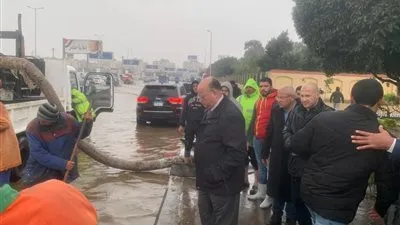 محافظ القاهرة يتفقد أعمال شفط المياه بطريق النصر (صور)