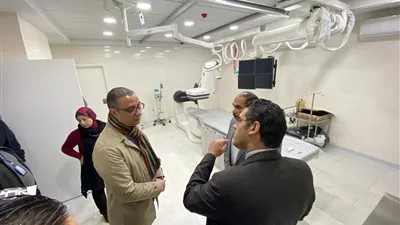 محافظ الفيوم يفاجئ العاملين بمستشفى التأمين الصحي ويستمع للمرضى