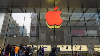 بعد التراجع الكبير بالإيرادات.. أبل تعيد فتح ما يقرب من نصف متاجرها بالتجزئه بالصين