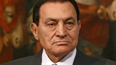 نقل جثمان مبارك عبر طائرة من مسجد المشير إلى مقابر العائلة