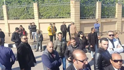 تجمع العشرات من المواطنين بمحيط مسجد المشير انتظارا لجثمان مبارك (فيديو وصور)