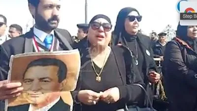 شاهد.. انهيار أحد محبي مبارك في محيط مسجد المشير