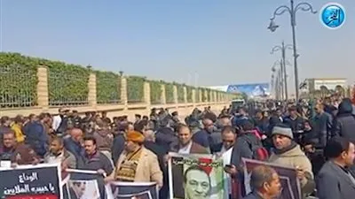 مسيرة لمحبي مبارك في محيط مسجد المشير (فيديو)