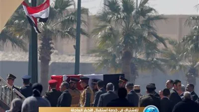 عاجل.. هتافات وزحام المواطنين يمنع بدء جنازة مبارك (فيديو)