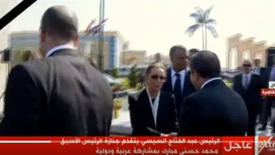 شاهد.. لحظة حضور السيسي جنازة مبارك وتقديم العزاء (فيديو)
