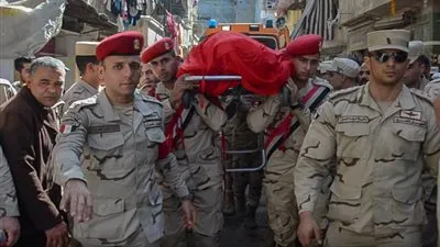 المئات من أهالي الإسكندرية يشيعون جثمان الشهيد المجند 