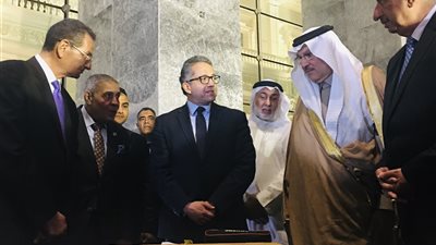 العناني وسفير السعودية يشهدان فض أغلفة أول قطع أثرية بمتحف العاصمة (فيديو)