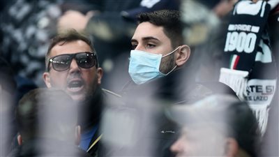 آخرهم الدوري الكويتي.. «كورونا» شبح مميت يهدد دوريات كرة القدم في العالم