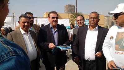 نقيب المهندسين يلتقط الصور التذكارية مع المرشحين والقوائم الانتخابية