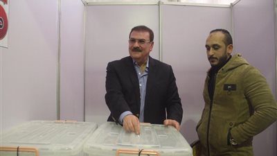 نقيب المهندسين يدلي بصوته في انتخابات التجديد النصفي