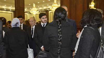 حفيد مبارك يتلقى العزاء في جده بمسجد المشير