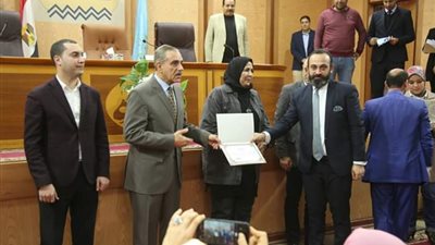 رغم الانتقادات.. محافظ كفر الشيخ يكرم قيادات الصحة 