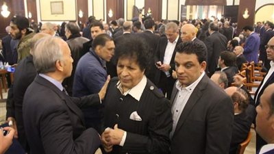 قذاف الدم يؤدي واجب العزاء لأسرة مبارك